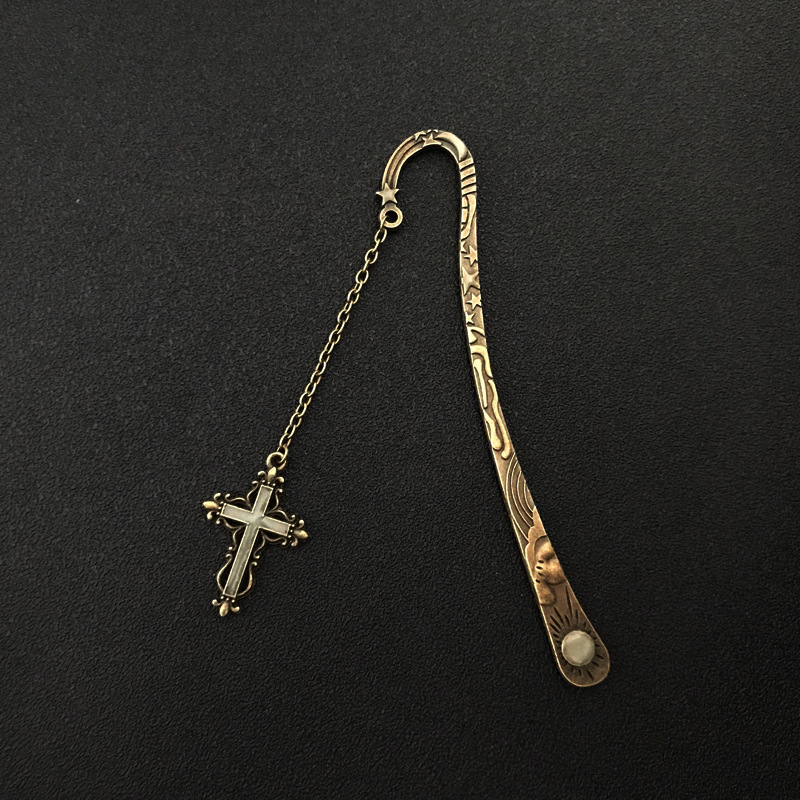 Semn de carte metalic luminos în formă de cruce, cu motive Soare, Lună și Stele — stil retro, dantelă fluorescentă