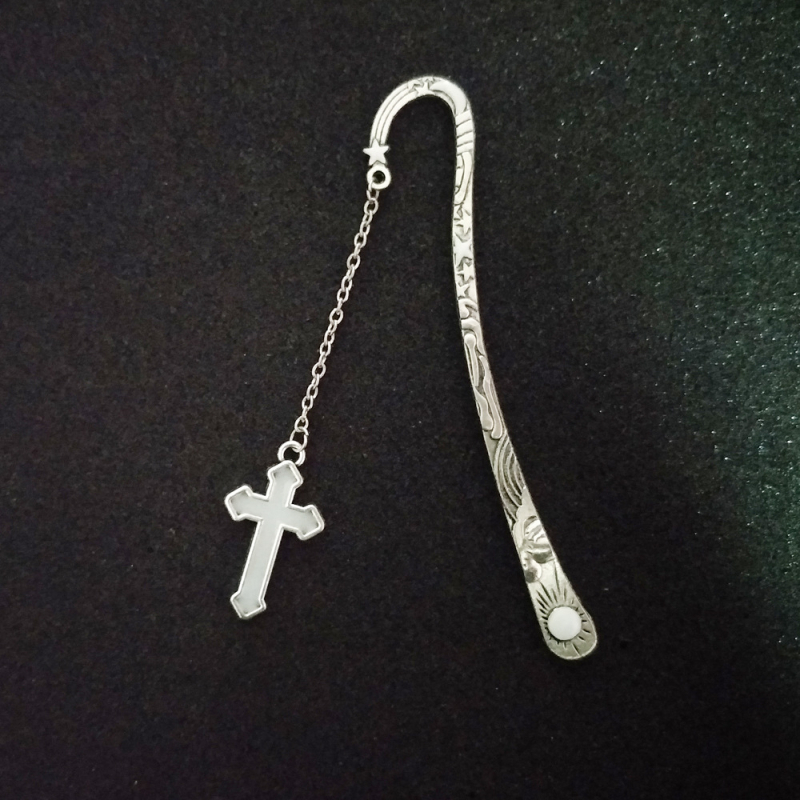 Semn de carte metalic luminos în formă de cruce, cu motive Soare, Lună și Stele — stil retro, dantelă fluorescentă