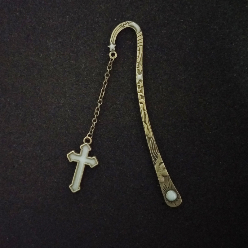 Semn de carte metalic luminos în formă de cruce, cu motive Soare, Lună și Stele — stil retro, dantelă fluorescentă