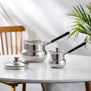 Căni din oțel inoxidabil pentru cafea și set de ustensile pentru cafea: moka pot, ibric turcesc, ibric pentru preparare manuală și aparat de cafea pe plită.