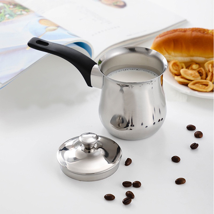 Căni din oțel inoxidabil pentru cafea și set de ustensile pentru cafea: moka pot, ibric turcesc, ibric pentru preparare manuală și aparat de cafea pe plită.