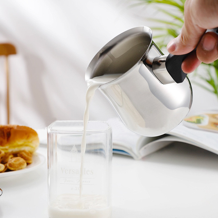 Căni din oțel inoxidabil pentru cafea și set de ustensile pentru cafea: moka pot, ibric turcesc, ibric pentru preparare manuală și aparat de cafea pe plită.