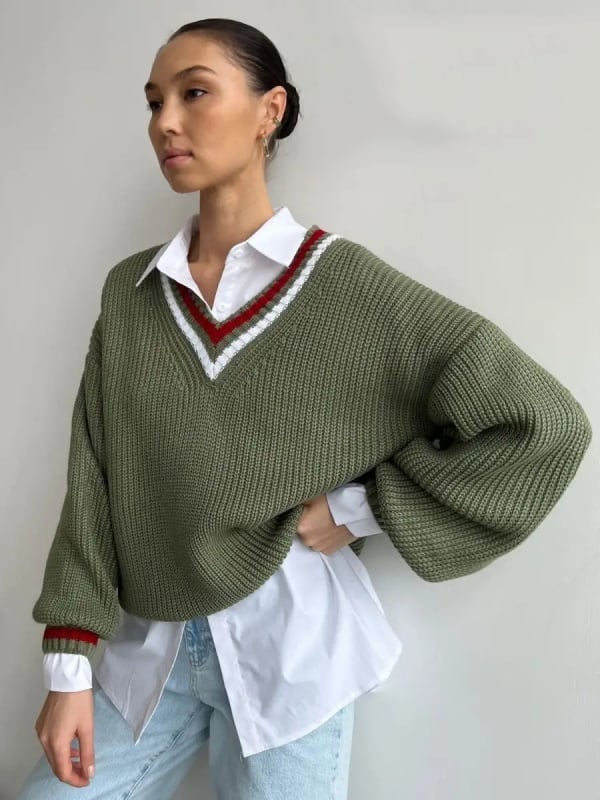 Дамски Oversize пуловер с V-образно деколте и дълги ръкави