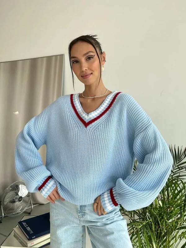 Дамски Oversize пуловер с V-образно деколте и дълги ръкави