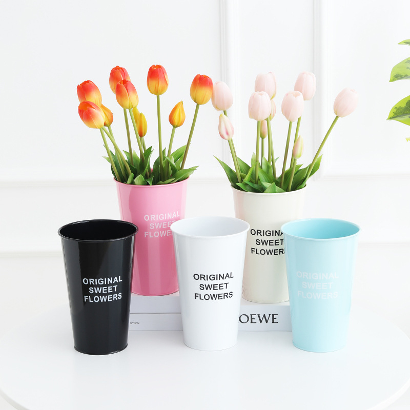 Vază minimalistă pentru flori uscate, cu gypsophila și crin, decor nordic de birou cu flori artificiale