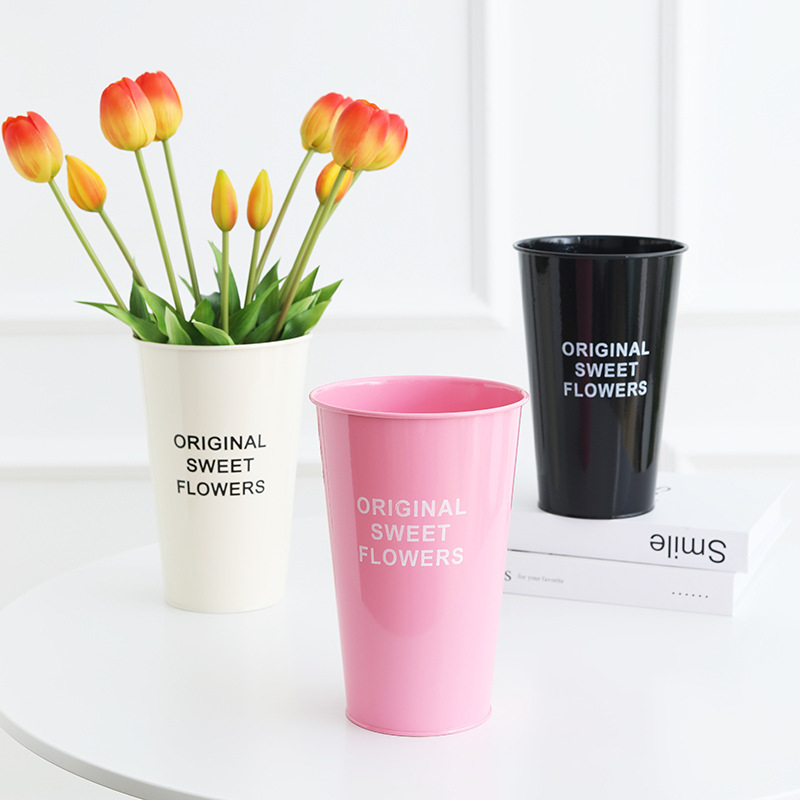 Vază minimalistă pentru flori uscate, cu gypsophila și crin, decor nordic de birou cu flori artificiale
