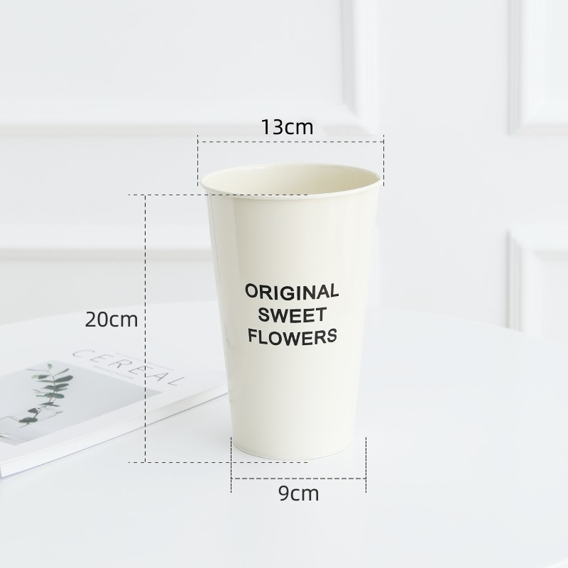 Vază minimalistă pentru flori uscate, cu gypsophila și crin, decor nordic de birou cu flori artificiale