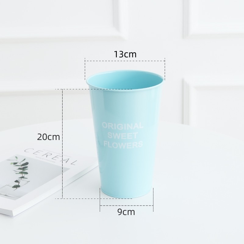 Vază minimalistă pentru flori uscate, cu gypsophila și crin, decor nordic de birou cu flori artificiale