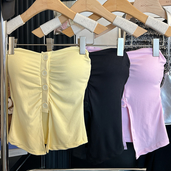 Sexy plisirani tube top s integriranim umetnutim čašicama i učvršćenim košaricama, bez naramenica, za nošenje iznutra ili izvana.