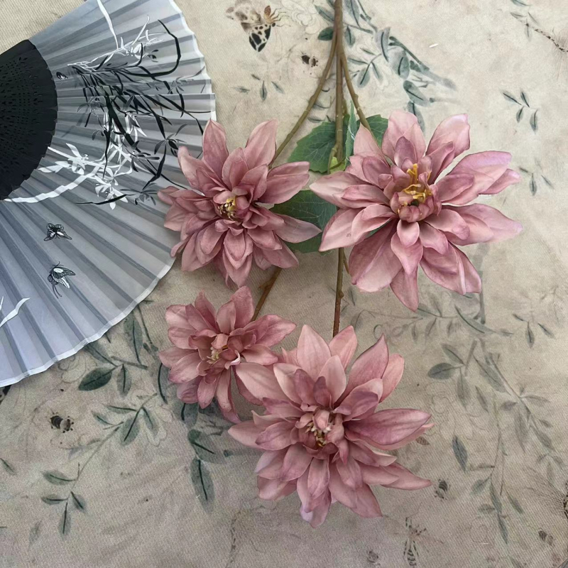 Dalia cu patru capete din mătase – floare artificială pentru decor de nuntă, recuzită pentru fotografie, decor sufragerie