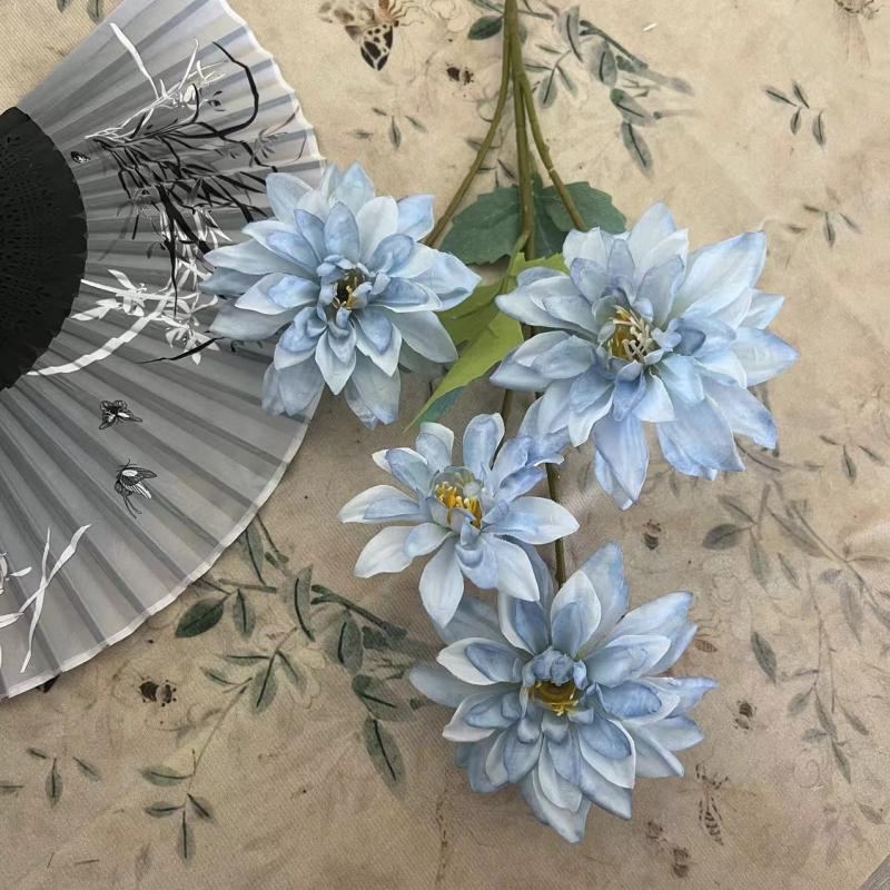 Dalia cu patru capete din mătase – floare artificială pentru decor de nuntă, recuzită pentru fotografie, decor sufragerie