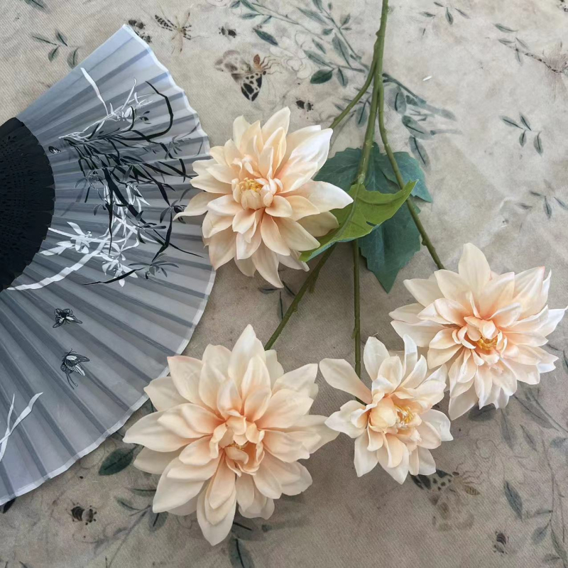 Dalia cu patru capete din mătase – floare artificială pentru decor de nuntă, recuzită pentru fotografie, decor sufragerie