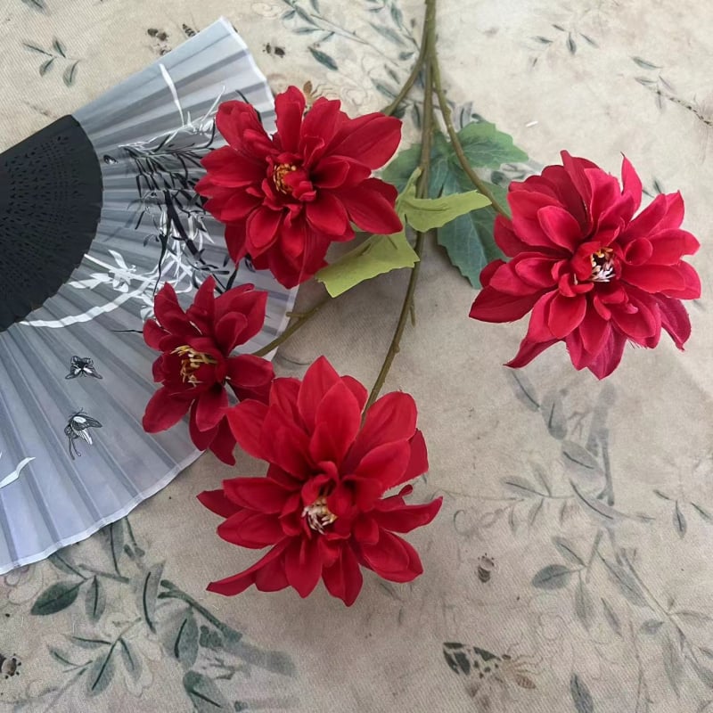 Dalia cu patru capete din mătase – floare artificială pentru decor de nuntă, recuzită pentru fotografie, decor sufragerie