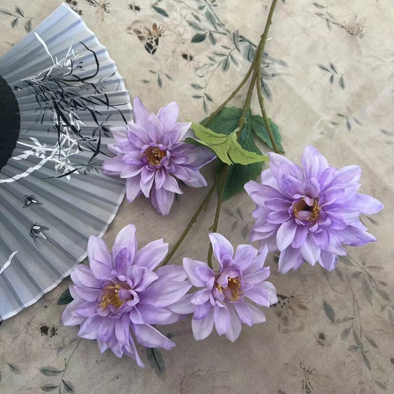 Dalia cu patru capete din mătase – floare artificială pentru decor de nuntă, recuzită pentru fotografie, decor sufragerie
