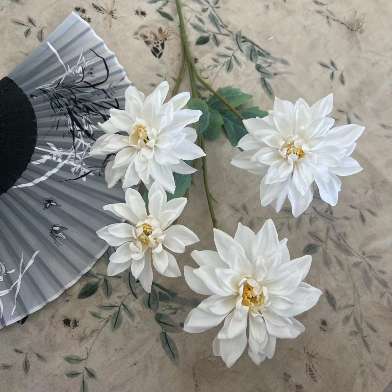 Dalia cu patru capete din mătase – floare artificială pentru decor de nuntă, recuzită pentru fotografie, decor sufragerie