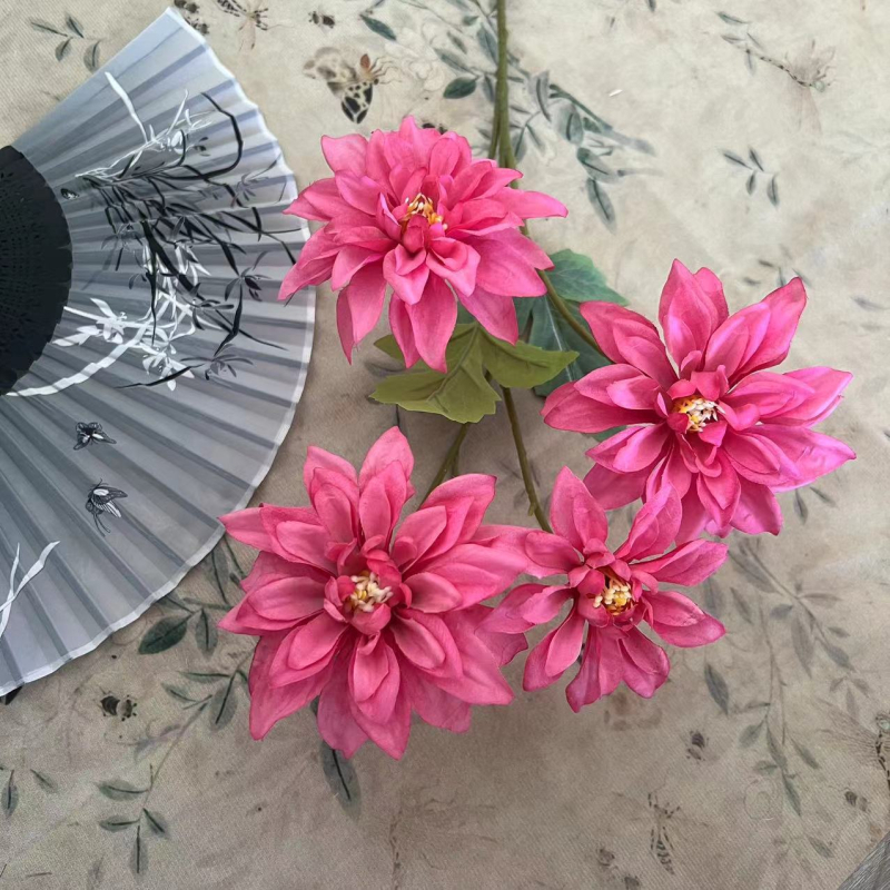 Dalia cu patru capete din mătase – floare artificială pentru decor de nuntă, recuzită pentru fotografie, decor sufragerie