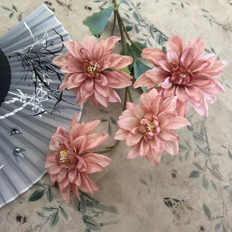 Dalia cu patru capete din mătase – floare artificială pentru decor de nuntă, recuzită pentru fotografie, decor sufragerie