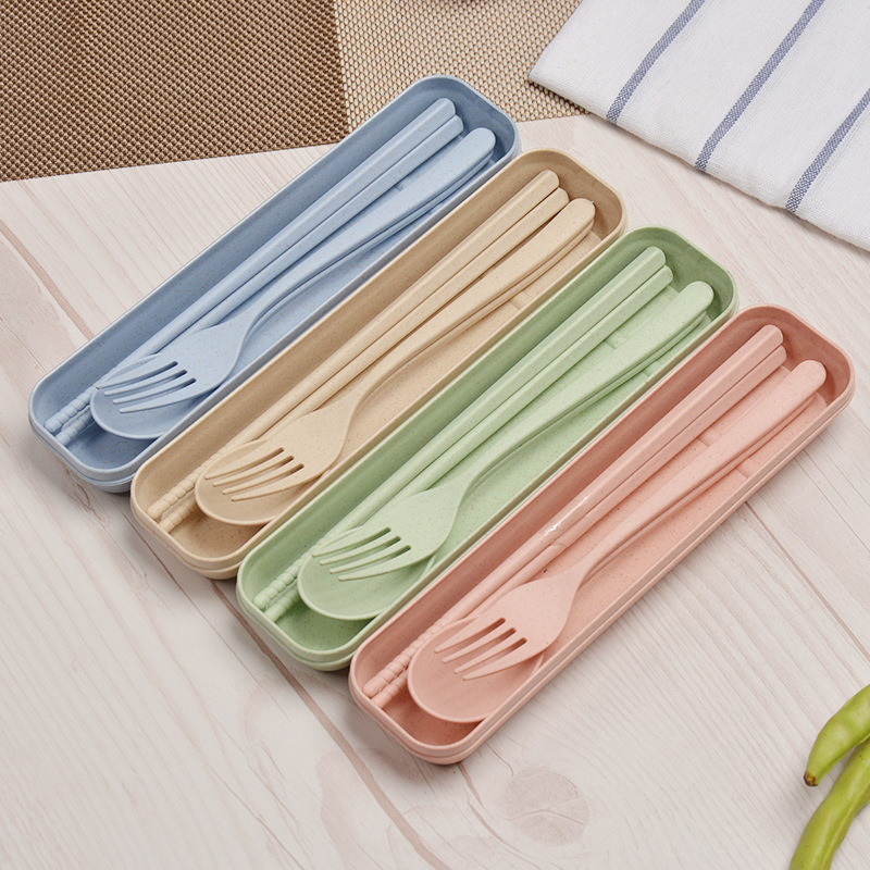 Set de tacâmuri din paie de grâu pentru camping și drumeții în aer liber: lingură, furculiță și bețișoare într-o cutie de prânz