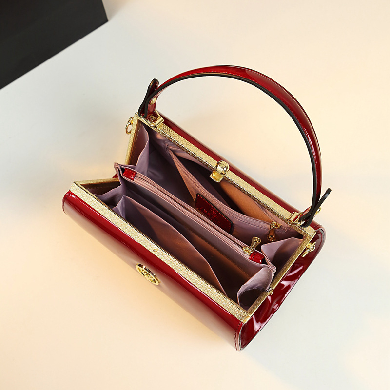 Lakirana ženska torbica za rame, mala crossbody torba s kopčom, kineski stil cheongsam inspiriran dizajn, jednostavan i svestran