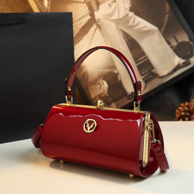 Lakirana ženska torbica za rame, mala crossbody torba s kopčom, kineski stil cheongsam inspiriran dizajn, jednostavan i svestran