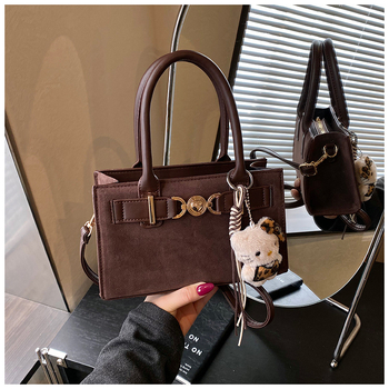 Ženska mala kvadratna torbica u minimalističkom stilu, crossbody torba za rame s retro šarmom