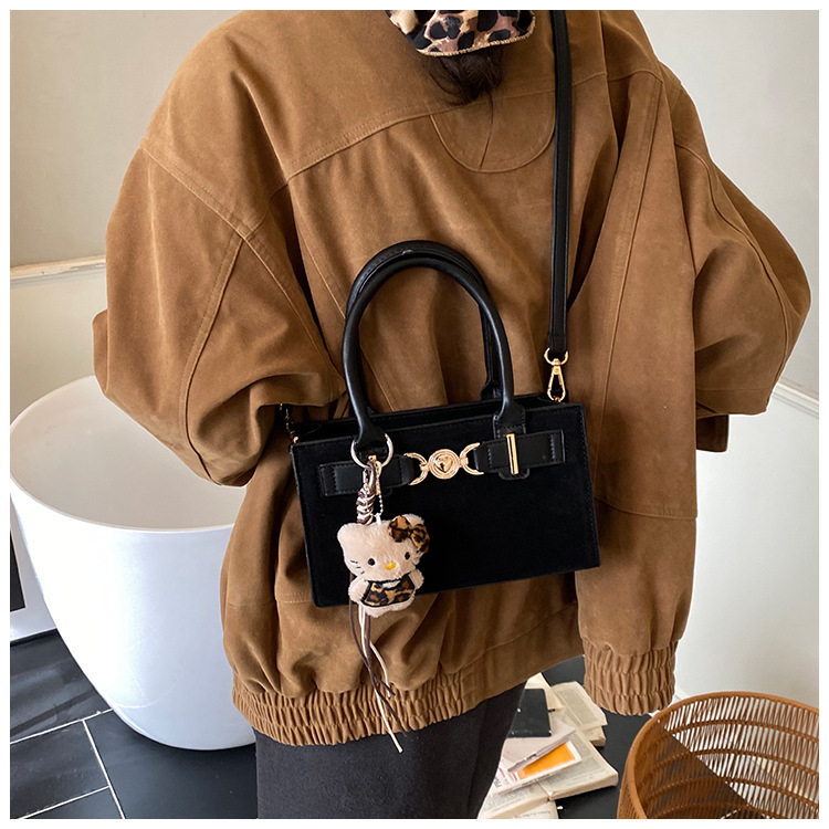 Ženska mala kvadratna torbica u minimalističkom stilu, crossbody torba za rame s retro šarmom