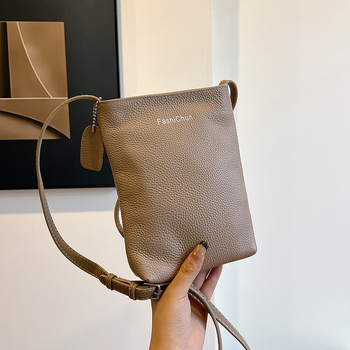Ženska crossbody torbica od kože prvog sloja, lagana i minimalistička