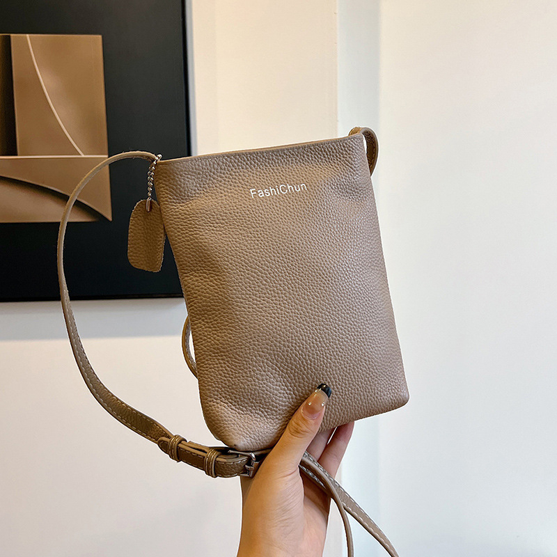 Ženska crossbody torbica od kože prvog sloja, lagana i minimalistička