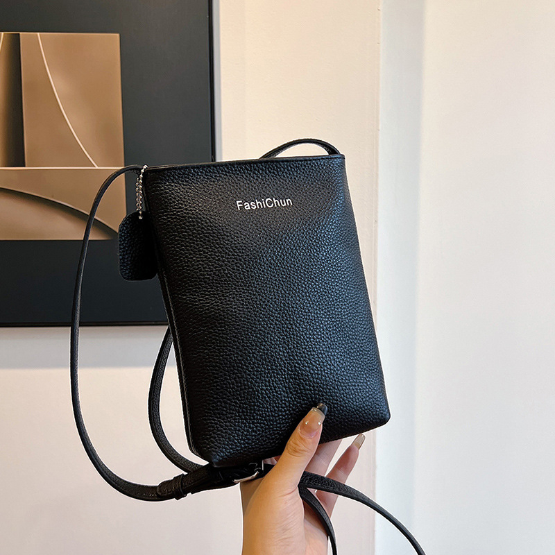 Ženska crossbody torbica od kože prvog sloja, lagana i minimalistička