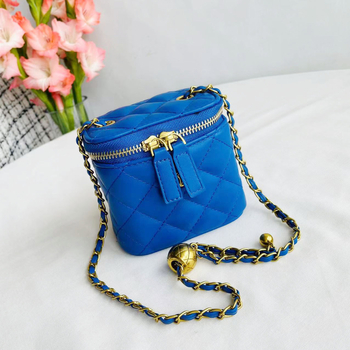 Червена мини квадратна чанта през рамо в стил Chanel с верижка и златна топка