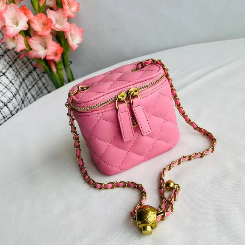 Червена мини квадратна чанта през рамо в стил Chanel с верижка и златна топка