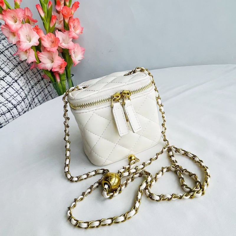 Червена мини квадратна чанта през рамо в стил Chanel с верижка и златна топка