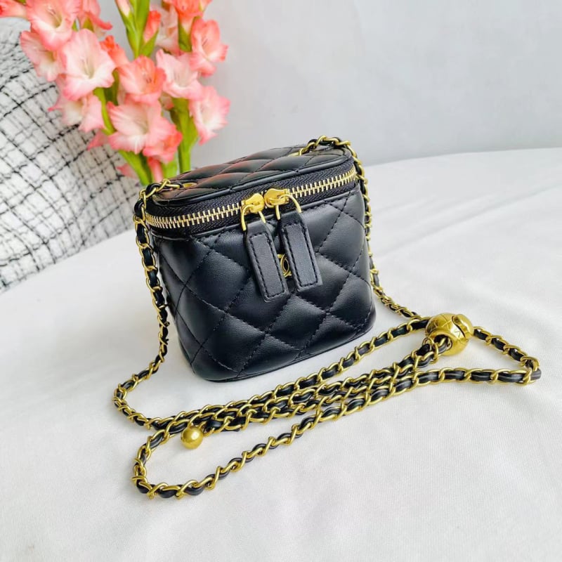 Червена мини квадратна чанта през рамо в стил Chanel с верижка и златна топка