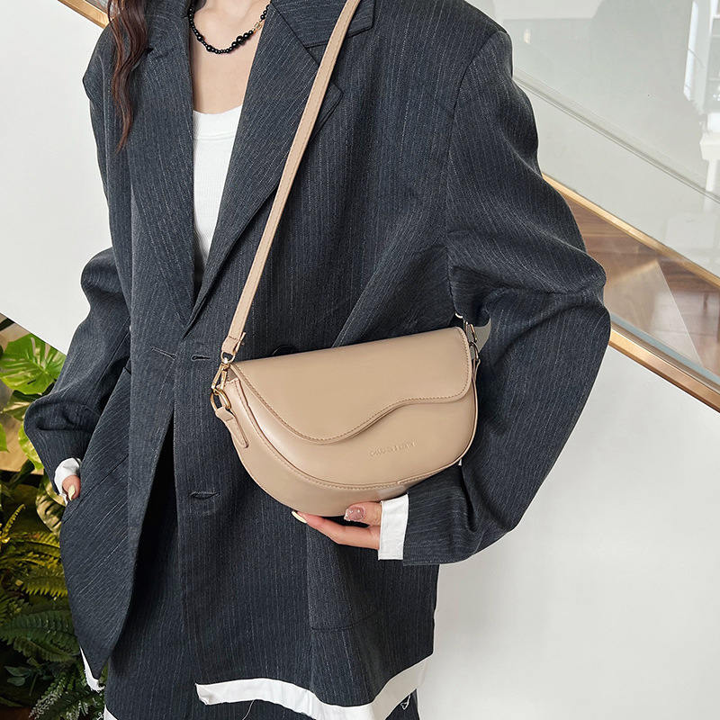 Modna ženska torba 2025, vintage torba tipa sedlo, za rameni ili crossbody stil, univerzalna za svaki outfit