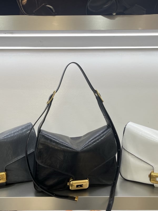 Ženska torbica od prave kože, sedlastog dizajna, crossbody, malog kvadratnog oblika, proljeće 2026, retro luksuz
