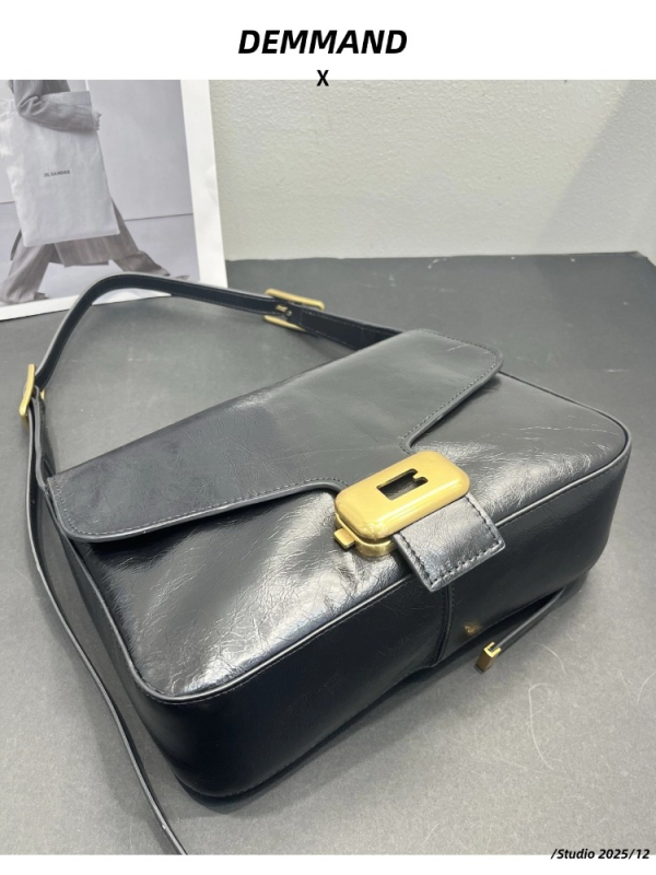 Ženska torbica od prave kože, sedlastog dizajna, crossbody, malog kvadratnog oblika, proljeće 2026, retro luksuz