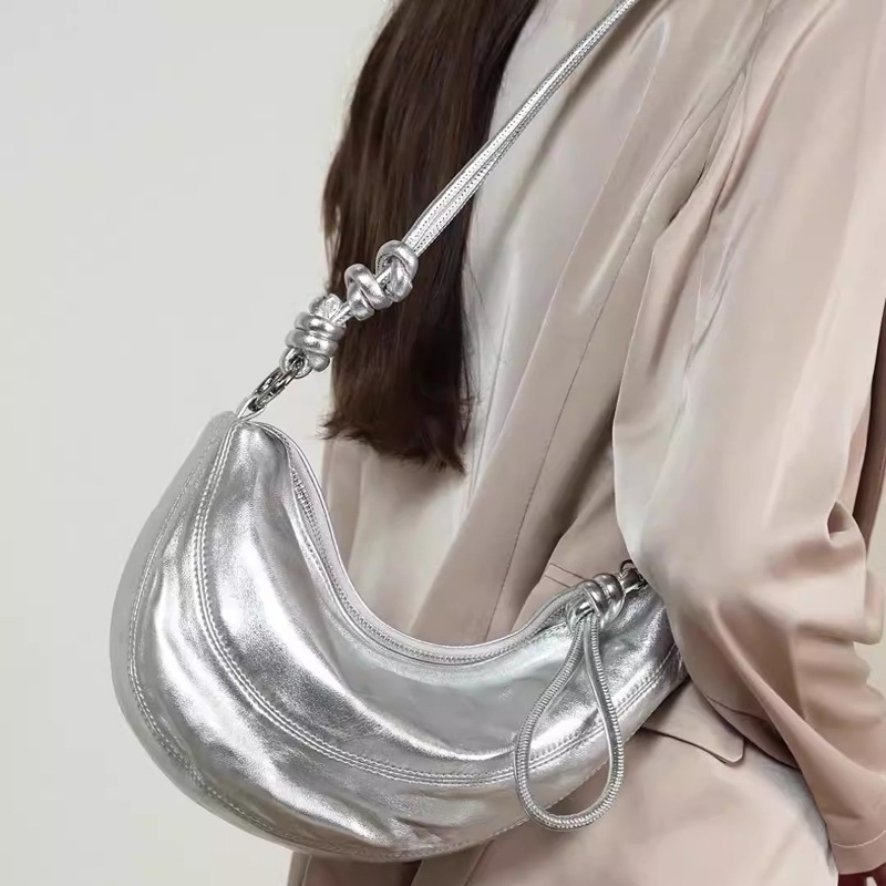 Annmuu Mala ženska torbica ispod pazuha, zima 2025, croissant oblik, crossbody torba s jednim remenom