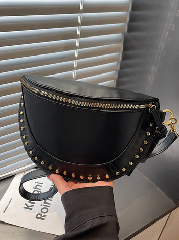 Ženska sedlast torba, casual minimalistički dizajn, jesen 2025, s detaljima od zakovica, lagani luksuz, crossbody torba preko jednoga ramena.