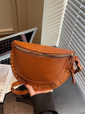 Ženska sedlast torba, casual minimalistički dizajn, jesen 2025, s detaljima od zakovica, lagani luksuz, crossbody torba preko jednoga ramena.