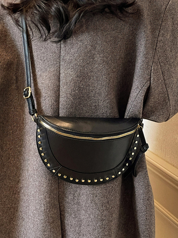 Ženska sedlast torba, casual minimalistički dizajn, jesen 2025, s detaljima od zakovica, lagani luksuz, crossbody torba preko jednoga ramena.