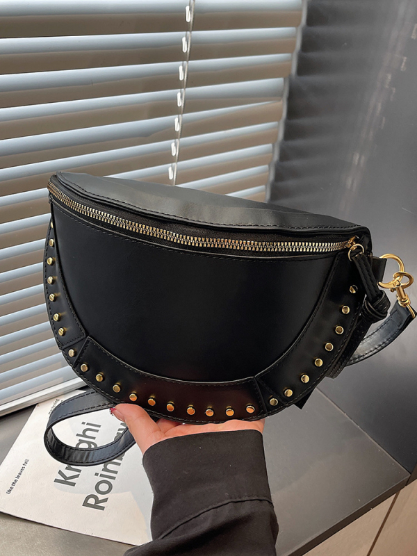 Ženska sedlast torba, casual minimalistički dizajn, jesen 2025, s detaljima od zakovica, lagani luksuz, crossbody torba preko jednoga ramena.