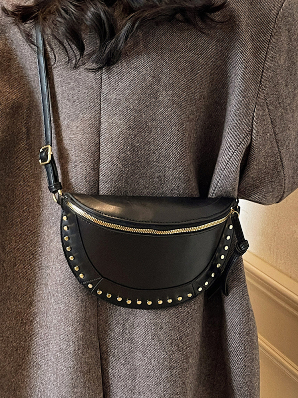 Ženska sedlast torba, casual minimalistički dizajn, jesen 2025, s detaljima od zakovica, lagani luksuz, crossbody torba preko jednoga ramena.