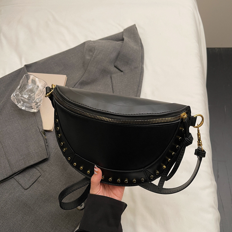 Ženska sedlast torba, casual minimalistički dizajn, jesen 2025, s detaljima od zakovica, lagani luksuz, crossbody torba preko jednoga ramena.