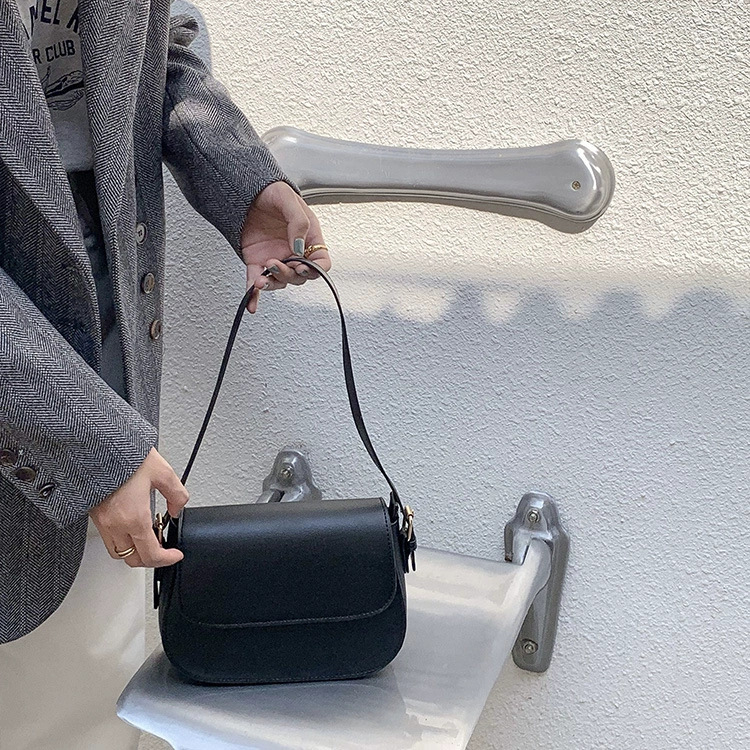 Ženska saddle torba s korejskim nadahnućem, nosiva ispod pazuha i kao crossbody, jednostavan retro dizajn