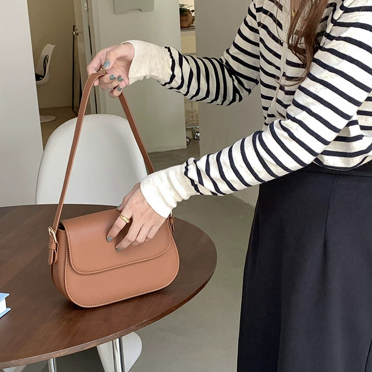Ženska saddle torba s korejskim nadahnućem, nosiva ispod pazuha i kao crossbody, jednostavan retro dizajn