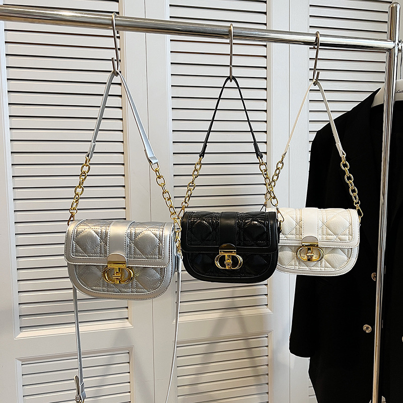 Niš dizajn dijamantno šivana sedlasta torbica za žene, ljetni model 2026, kompaktna crossbody torba za rame