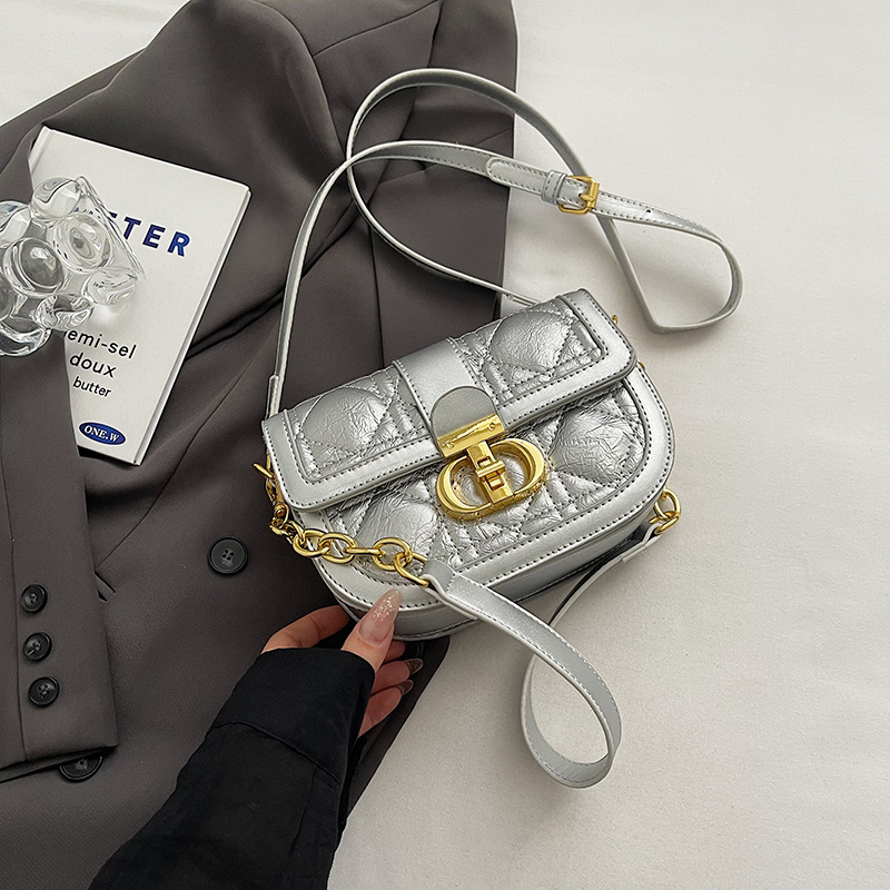 Niš dizajn dijamantno šivana sedlasta torbica za žene, ljetni model 2026, kompaktna crossbody torba za rame