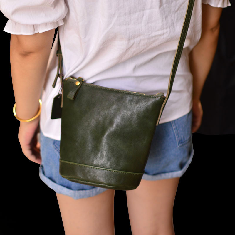 Ženska bucket torba od vrhunske kože s biljnom završnom obradom, velika zapremina, dugi remen preko ramena, pogodna za posao i svakodnevnu upotrebu