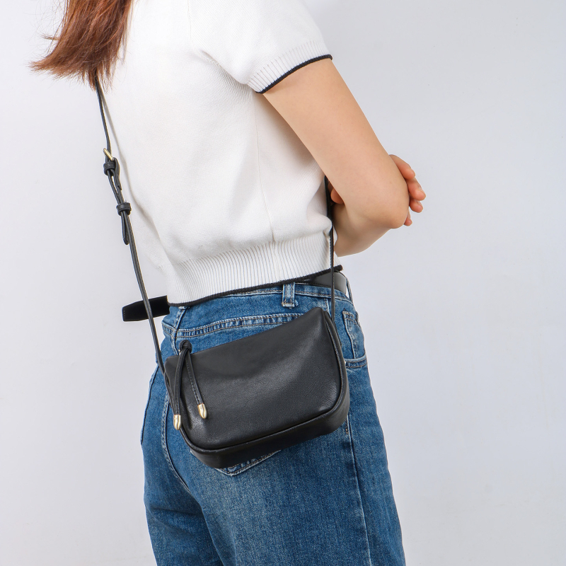 Ženska torba od biljno kaljene kože goveda, torba tipa sedlo, mala kožna crossbody torba, prava koža, jesen-zima 2025