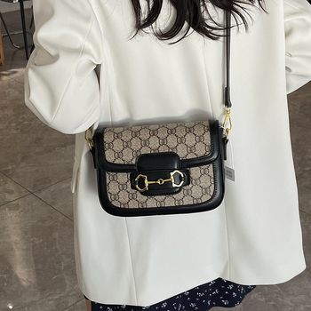 Ženska torbica tipa sedlo, visoke kvalitete, crossbody, kontrastne boje, široka naramenica, ljeto 2025, retro stil